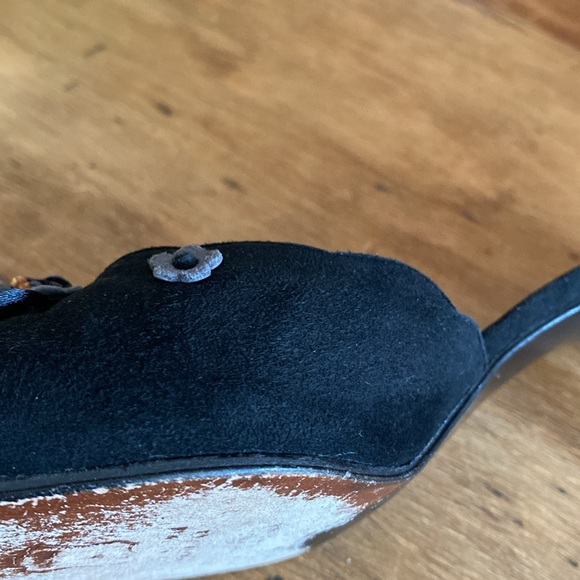 Stuart Weitzman Black Suede Mule- used

Size: 9 M Stuart Weitzman - Picture 16 of 16